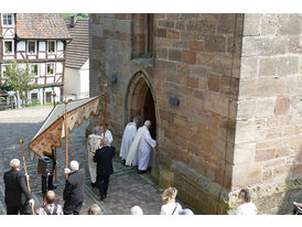 Fronleichnamsprozession durch die Straßen von Naumburg (Foto: Karl-Franz Thiede)